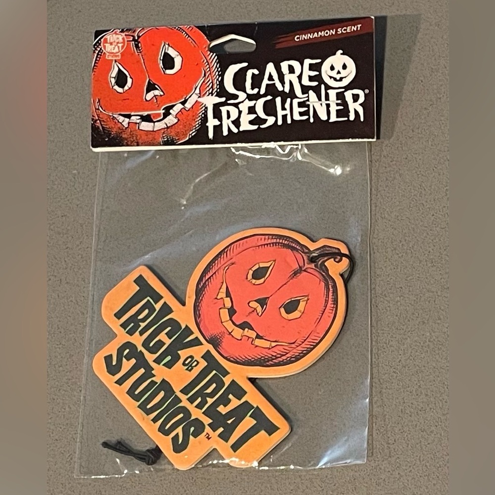 Cinnamon Scented Trick Or Treat Studios Pumpkin Air Freshener Decoration.
New.